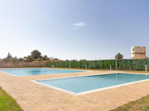 Piscina y en la playa margallo